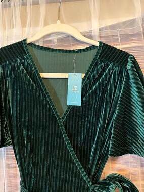 Cupshe Women's In the Groove Emerald Green Ribbed Velvet Belted Wrap Maxi Dress